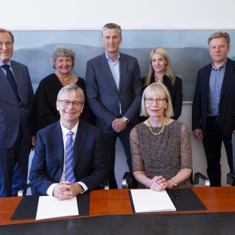 Frá undirritun skipulagsskrár hins nýja sjóðs. Standandi frá vinstri: Árni Sigfússon, Guðrún Pétursdóttir, Þór Sigfússon, Halldóra Vífilsdóttir og Hermann Kristjánsson. Sitjandi eru Jón Atli Benediktsson og Bergþóra Karen Ketilsdóttir.