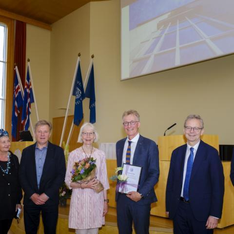 Frá afhendingu viðurkenningarinnar í Hátíðasal Háskóla Íslands. Frá vinstri: Guðrún Pétursdóttir, Hermann Kristjánsson, Bergþóra K. Ketilsdóttir, Sigurður Reynir Gíslason, Jón Atli Benediktsson og Þór Sigfússon.