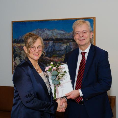 Ingibjörg Tómasdóttir, doktorsnemi í hjúkrunarfræði, tekur við styrknum úr hendi Jóns Atla Benediktssonar rektors.