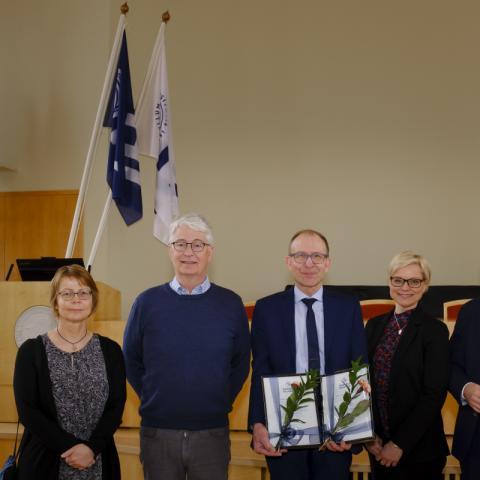 Frá vinstri: Vigdís Pétursdóttir stjórnarmaður, Þorvaldur Ingvarsson, formaður stjórnar, Halldór Jónsson jr., prófessor og styrkhafi, Sædís Sævarsdóttir, varaforseti Læknadeildar og stjórnarmaður, og Jón Atli Benediktsson, rektor Háskóla Íslands.