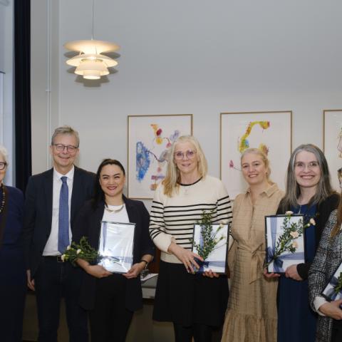 Styrkþegar ásamt rektor og fulltrúum í stjórn sjóðsins. Frá vinstri: Herdís Sveinsdóttir, Ólöf Ásta Ólafsdóttir, Jón Atli Benediktsson, Edythe Laquindanum Mangindin, Valgerður Lísa Sigurðardóttir, Emma Marie Swift, Berglind Hálfdánsdóttir og Embla Ýr Guðmundsdóttir.