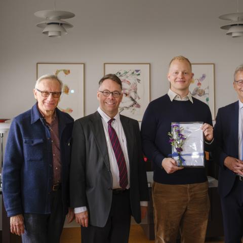 Frá afhendingu styrksins á rektorsskrifstofu. Frá vinstri: Guðmundur Jónsson, Sverrir Jakobsson, Matthías Aron Ólafsson og Jón Atli Benediktsson.