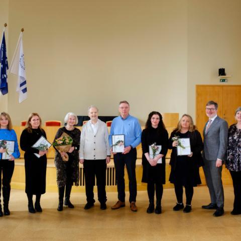 Styrkþegar ásamt stofnendum sjóðsins, rektor og stjórn sjóðsins við afhendingu styrkja í Hátíðasal.
