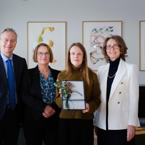 Lara Wilhelmine Hoffmann, nýdoktor við Menntavísindasvið Háskóla Íslands, ásamt Jóni Atla Benediktssyni, rektor HÍ, og Brynhildi G. Flóvenz og Hönnu Björgu Sigurjónsdóttur, stjórnarmönnum í sjóðnum, við afhendingu styrksins á rektorsskrifstofu.