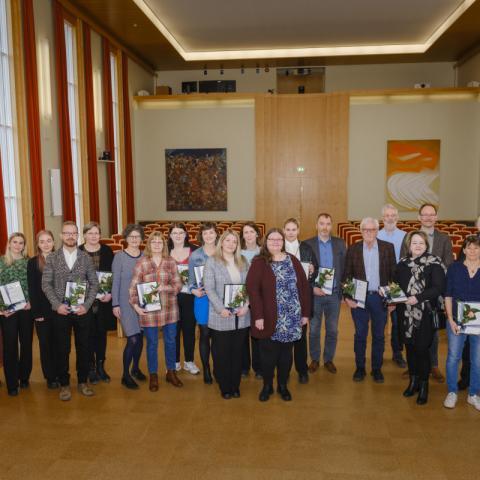 Styrkþegar og fulltrúar þeirra ásamt rektor og fulltrúum úr stjórn sjóðsins við úthlutun í Hátíðasal HÍ.