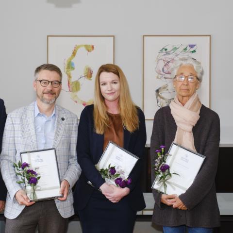 Styrkjunum var úthlutað á rektorsskrifstofu í vikunni. Á myndinni má sjá Jón Atla Benediktsson, rektor HÍ, Björn Þorsteinsson, prófessor í heimspeki og leiðbeinanda Claude Nassar, Katrínu Lísu van der Linde Mikaelsdóttir styrkþega og Erlu Erlendsdóttur, prófessor í spænsku og leiðbeinanda Nuriu Frías Jiménez og Ólöfu Garðarsdóttur, forseta Hugvísindasviðs og formann stjórnar sjóðsins.