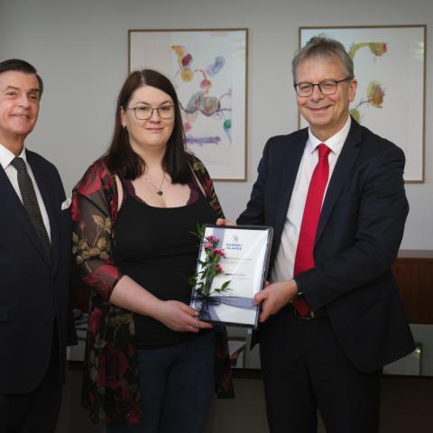 Steinunn Rut Friðriksdóttir, doktorsnemi í tölvunarfræði, ásamt Jóni Atla Benediktssyni rektor og David Pitt, formanni stjórnar sjóðsins.