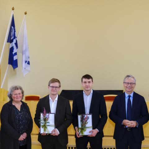 Verðlaunahafarnir tveir ásamt rektor og stjórn Verðlaunasjóðs Sigurðar Helgasonar