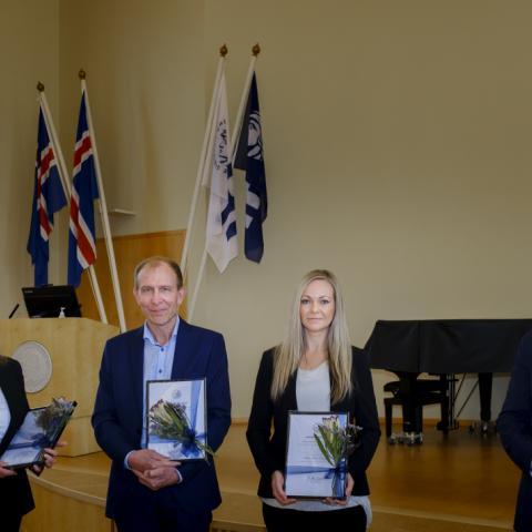 María Sigurðardóttir, Halldór Jónsson jr. og Lotta María Ellingsen tóku við styrkjunum úr hendi Jóns Atla Benediktssonar rektors í Hátíðasal Háskóla Íslands í upphafi vikunnar.