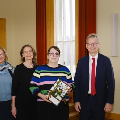 Frá afhendingu styrksins í Hátíðasal. Frá vinstri: Hanna Björg Sigurjónsdóttir prófessor, Brynhildur G. Flóvenz dósent, styrkhafinn Sema Erla Serdaroglu og Jón Atli Benediktsson rektor.