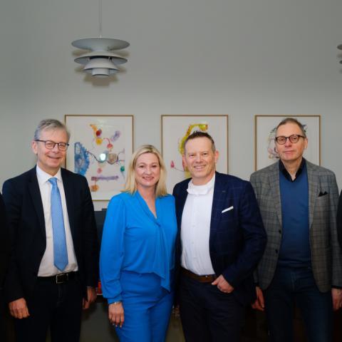 Við undirritun stofnskrárinnar á skrifstofu rektors. Frá vinstri: Helga Brá Árnadóttir, verkefnisstjóri Styrktarsjóða HÍ, Jón Atli Benediktsson, rektor HÍ, stofnendurnir Brynja Einarsdóttir og Örn Almarsson, Eiríkur Steingrímsson og Steinn Guðmundsson, prófessorar sem eiga sæti í stjórn sjóðsins.