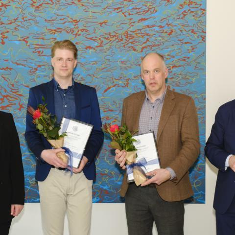 Björn og Jóhann hlutu styrki fyrir doktorsverkefni sín úr Styrktarstjóði Steingríms Arasonar fimmtudaginn 10. júní síðastliðinn. Frá vinstri: Kolbrún Pálsdóttir, forseti Menntavísindasviðs, Björn Rúnar Egilsson, doktorsnemi, Jóhann Björnsson, doktorsnemi, og Jón Atli Benediktsson, rektor Háskóla Íslands.