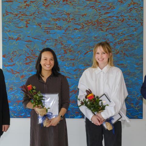 Þær Elísabet og María hlutu styrki fyrir doktorsverkefni sín úr Styrktar- og rannsóknarstjóði Þuríðar J. Kristjánsdóttur fimmtudaginn 10. júní síðastliðinn. Frá vinstri: Kolbrún Pálsdóttir, forseti Menntavísindasviðs, Elizabet Bik Yee Lay, doktorsnemi, María Jónasdóttir, doktorsnemi, og Jón Atli Benediktsson, rektor Háskóla Íslands.