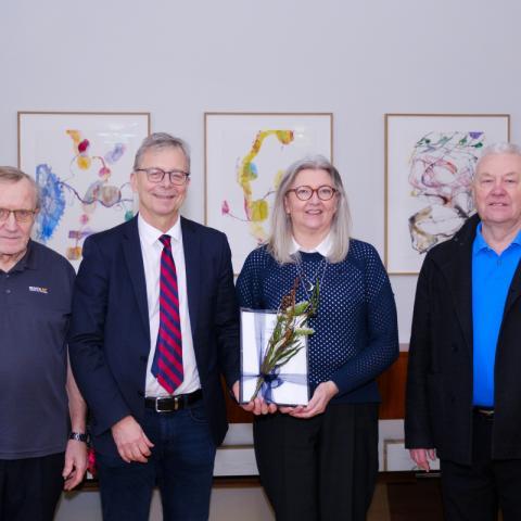 Frá afhendingu styrksins á rektorsskrifstofu. Frá vinstri á myndinni eru Höskuldur Þráinsson, Jón Atli Benediktsson, Birna Arnbjörnsdóttir og Úlfar Bragason.