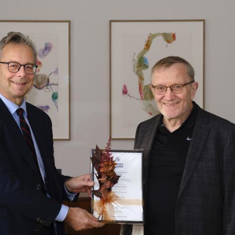 Höskuldur Þráinsson, prófessor emeritus, tók við styrknum fyrir hönd þremenninganna sem ritstýra bókinni.