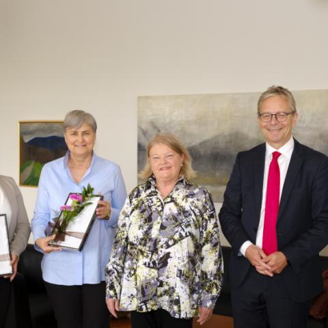 Við afhendingu styrkjanna á skrifstofu rektors HÍ, Stefán Bragi Bjarnason, lögfræðingur og fulltrúi Ingibjargar R. Magnúsdóttur í stjórn, Etydhe Laquindanum Mangindin styrkhafi, Vilhelmína Þ. Einarsdóttir styrkhafi, Jóhanna Bernharðsdóttir, lektor og stjórnarformaður RIM, Jón Atli Benediktsson, rektor og Helga Brá Árnadóttir, verkefnisstjóri Styrktarsjóða Háskóla Íslands. 