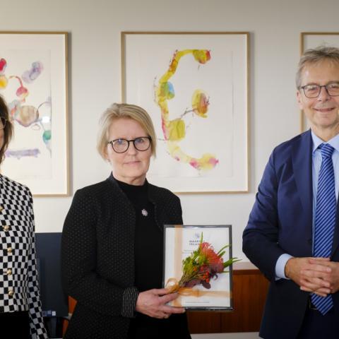 Anna Magnea Hreinsdóttir, aðjunkt við Menntavísindasvið Háskóla Íslands, tók við styrknum á rektorsskrifstofu í vikunni. Með henni á myndinni eru Jón Atli Benediktsson, rektor Háskóla Íslands, og Brynhildur G. Flóvenz, dósent við Lagadeild og formaður stjórnar Styrktarsjóðs Margaretar og Bents Schevings Thorsteinssonar.