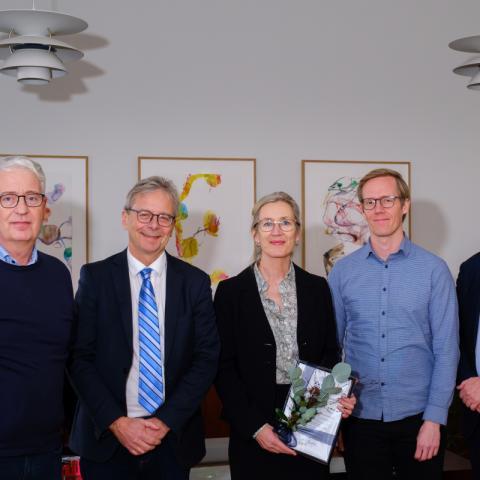 art of the team behind “Prosthetic leg with intent control and sensory feedback.” with the University Rector and chairman of the board. From the left: Þorvaldur Ingvarsson, Jón Atli Benediktsson, Kristín Briem, Atli Örn Sverrisson, og Sigurður Brynólfsson.
