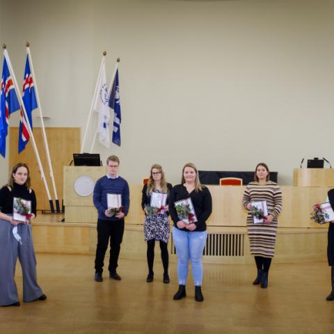 Styrkþegar og fulltrúar þeirra ásamt stjórn Þórsteinssjóðs og rektor Háskóla Íslands við úthlutun í Hátíðasal 3. desember.