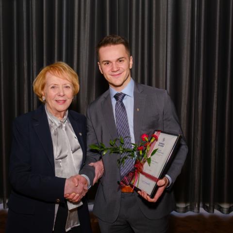 Vigdís Finnbogadóttir og Trausti Lúkas Adamsson við afhendingu styrksins.