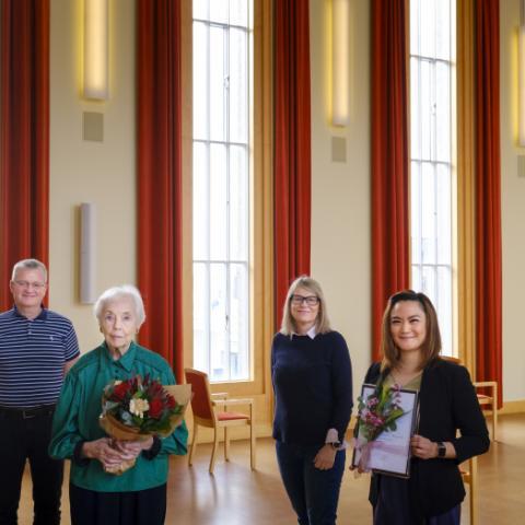 Frá úthlutun styrkjanna í Hátíðasal. Frá vinstri: Margrét Eiríksdóttir styrkhafi, Stefán Bragi Bjarnason, stjórnamaður í sjóðnum, Ingibjörg R. Magnúsdóttir, stofnandi sjóðsins, Herdís Sveinsdóttir, forseti Hjúkrunarfræðideildar Háskóla Íslands, Edythe Laquindanum Mangindin styrkhafi og Jón Atli Benediktsson, rektor Háskóla Íslands.