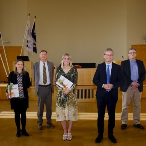 Frá verðlaunaafhendingunni í Hátíðasal. Frá vinstri: Silja Rún Guðmundsdóttir, móðir Vigdísar Gunnarsdóttur, Ragnar Sigurðsson, stjórnarformaður Verðlaunasjóðsins, Svala Sverrisdóttir verðlaunahafi, Jón Atli Benediktsson, rektor Háskóla Íslands, Sverrir Örn Þorvaldsson, stjórnarmaður í Verðlaunasjóðnum, og Sigurður Magnús Garðarsson, forseti Verkfræði- og náttúruvísindasviðs Háskóla Íslands.