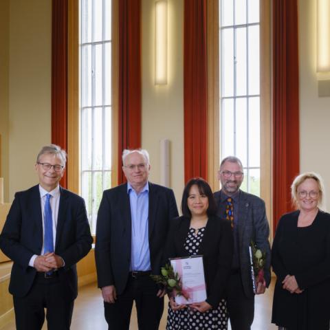 Frá vinstri: Elín Soffía Ólafsdóttir, prófessor og stjórnarmaður í sjóðnum, Jón Atli Benediktsson, rektor HÍ, Þorsteinn Loftsson, prófessor og stjórnarmaður í sjóðnum, Suppakan Sripetch styrkhafi, Sveinbjörn Gizurarson, prófessor og leiðbeinandi Ellenar K.G. Mhango, Inga Þórsdóttir, forseti Heilbrigðisvísindasviðs HÍ, og Helga Brá Árnadóttir, verkefnisstjóri Styrktarsjóða HÍ. 