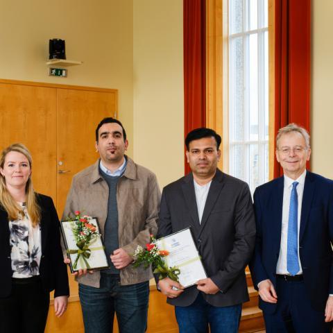 Styrkþegarnir Ismael Abo Horan og Goraksha Khose ásamt rektor Háskóla Íslands, Jóni Atla Benediktssyni, og Berglindi Evu Benediktsdóttur, forseta Lyfjafræðideildar. 