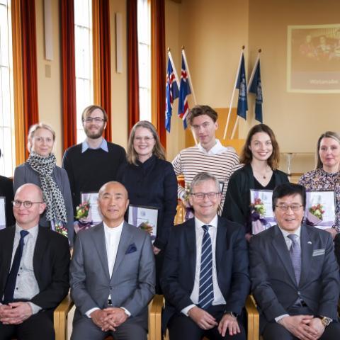 Styrkþegar úr Watanabe-styktarsjóðnum ásamt Watanabe sjálfum, stjórnarmeðlimum, sendiherra Japans á Íslandi og rektor Háskóla Íslands.