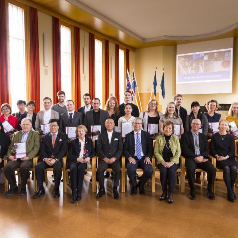 Styrkhafar og fulltrúar þeirra ásamt rektor Háskóla Íslands, Watanabe-hjónunum, sendiherra Japans, Vigdísi Finnbogadóttur, fyrrverandi forseta Íslands, og stjórn Watanabe-styrktarsjóðsins.