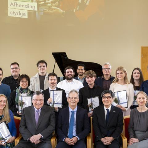 Styrkþegar og fulltrúar þeirra ásamt rektor, sendiherra Japans og fulltrúum í stjórn Watanabe-styrktarsjóðsins. MYND/Kristinn Ingvarsson