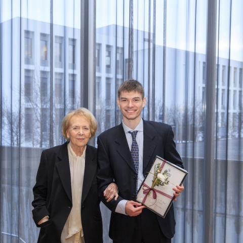 Óðinn Andrason og Vigdís Finnbogadóttir við afhendingu styrksins á Litla Torgi.