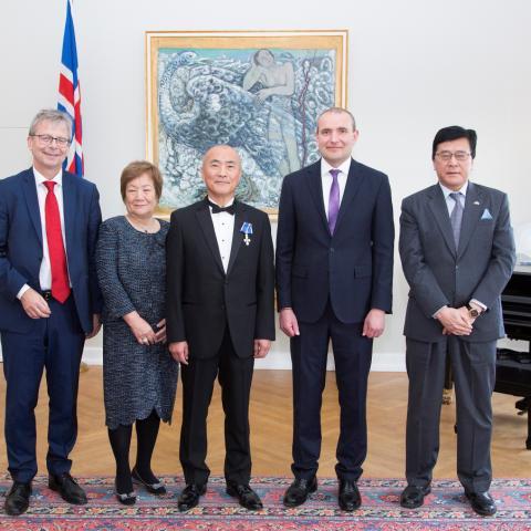 Toshizo Watanabe ásamt forseta Íslands, rektor Háskóla Íslands, eiginkonu sinni og sendiherra Japans á Íslandi.