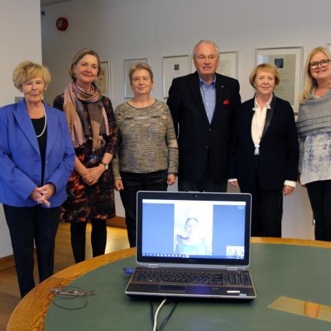 Stjórnarmenn á fundi 15. september 2016, frá vinstri: Sigríður Th. Erlendsdóttir, Sigrún Jóhannesdóttir, Ragnheiður Jóna Jónsdóttir, Sigurður Helgason, Vigdís Finnbogadóttir og Hrönn Greipsdóttir. Í tölvunni á borðinu má sjá Salvöru Jónsdóttur sem tók þátt í fjarskiptafundinum á Skype.