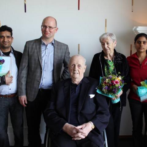 Frá afhendingu styrkjanna í Norræna húsinu. Frá vinstri: Vivek E. Gaware styrkhafi, Már Másson, forseti Lyfjafræðideildar, Bent Scheving Thorsteinsson, stofnandi sjóðsins, Margaret Scheving Thorsteinsson, og Varsha A. Kale.