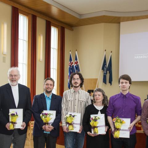 Styrkþegar og fulltrúar styrkþega ásamt Geir H. Haarde, fyrrverandi forsætisráðherra, Má Mássyni, prófessor við Lyfjafræðideild og formanni stjórnar Watanabe-styrktarsjóðsins, og Kristínu Ingólfsdóttur, rektor Háskóla Íslands.