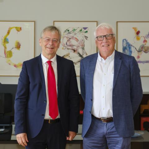 Gunnlaugur Björnsson, stjarneðlisfræðingur við Háskóla Íslands, tók við styrknum úr hendi Jóns Atla Benediktssonar, rektors Háskóla Íslands, á rektorsskrifstofu á dögunum.