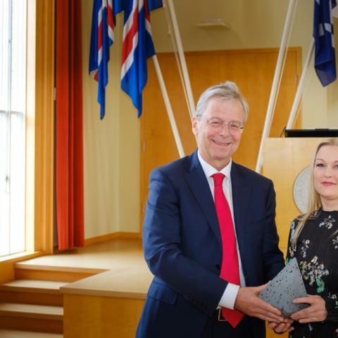 Sunna Ólafsdóttir Wallevik tekur við viðurkenningunni úr hendi Jóns Atla Benediktssonar, rektors Háskóla Íslands.