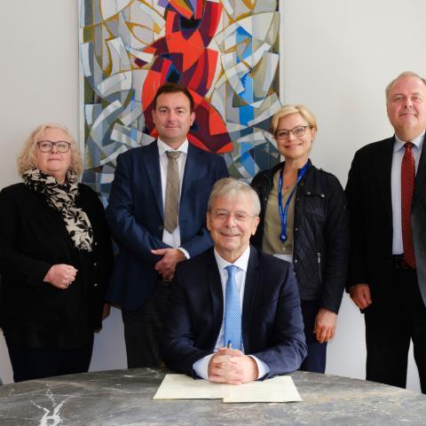 Jón Atli Benediktsson, rektor Háskóla Íslands, undirritaði skipulagsskrá sjóðsins að viðstaddri stjórn sjóðsins og stjórnarformanni Styrktarsjóða Háskóla Íslands.