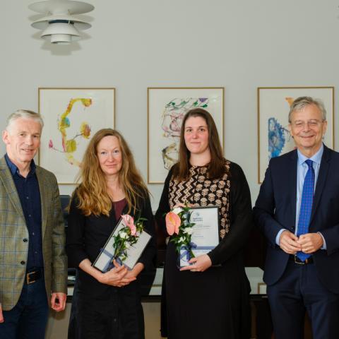 Frá vinstri: Rúnar Helgi Vignisson, formaður stjórnar Minningarsjóðs Erlendar Jónssonar og Mörtu Ágústsdóttur, Ragnheiður G. Guðmundsdóttir styrkþegi, Kata Suemegi stykþegi og Jón Atli Benediktsson, rektor HÍ.