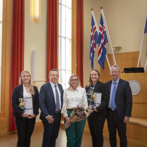 Frá styrkafhendingu.