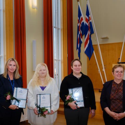 Styrkþegar og fulltrúar þeirra ásamt rektor Háskóla Íslands við úthlutun styrkjanna. Frá vinstri: Svandís Sturludóttir, deildarstjóri Nemendaráðgjafar HÍ, sem tók við styrknum fyrir hönd Theódórs Helga Kristinssonar, Laufey Ýr Gunnarsdóttir, Kaisu Kukka-M